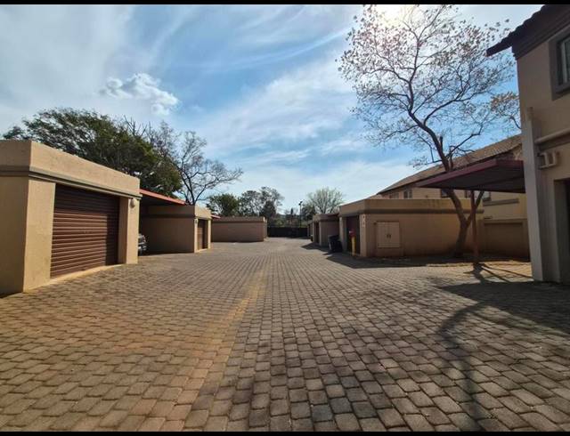 2 BEDROOM PROPERTY TO RENT IN WILLOW PARK MANOR